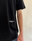 T-shirt Underclub verde salvia, nero o latte con logo sul retro
