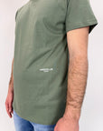 T-shirt Underclub verde salvia, nero o latte con logo sul retro