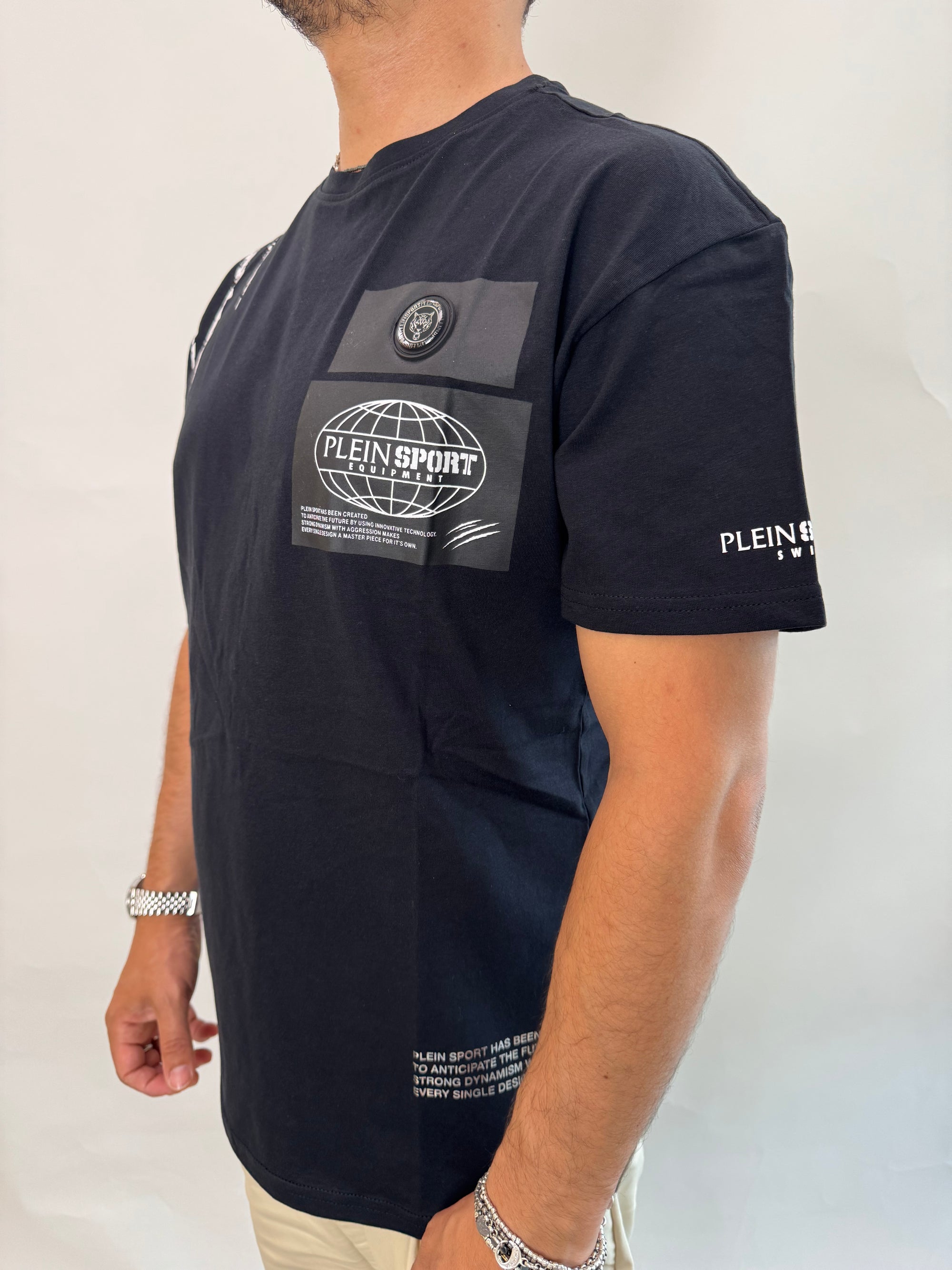 T-shirt Philipp Plein Sport Swim nero e bianco.