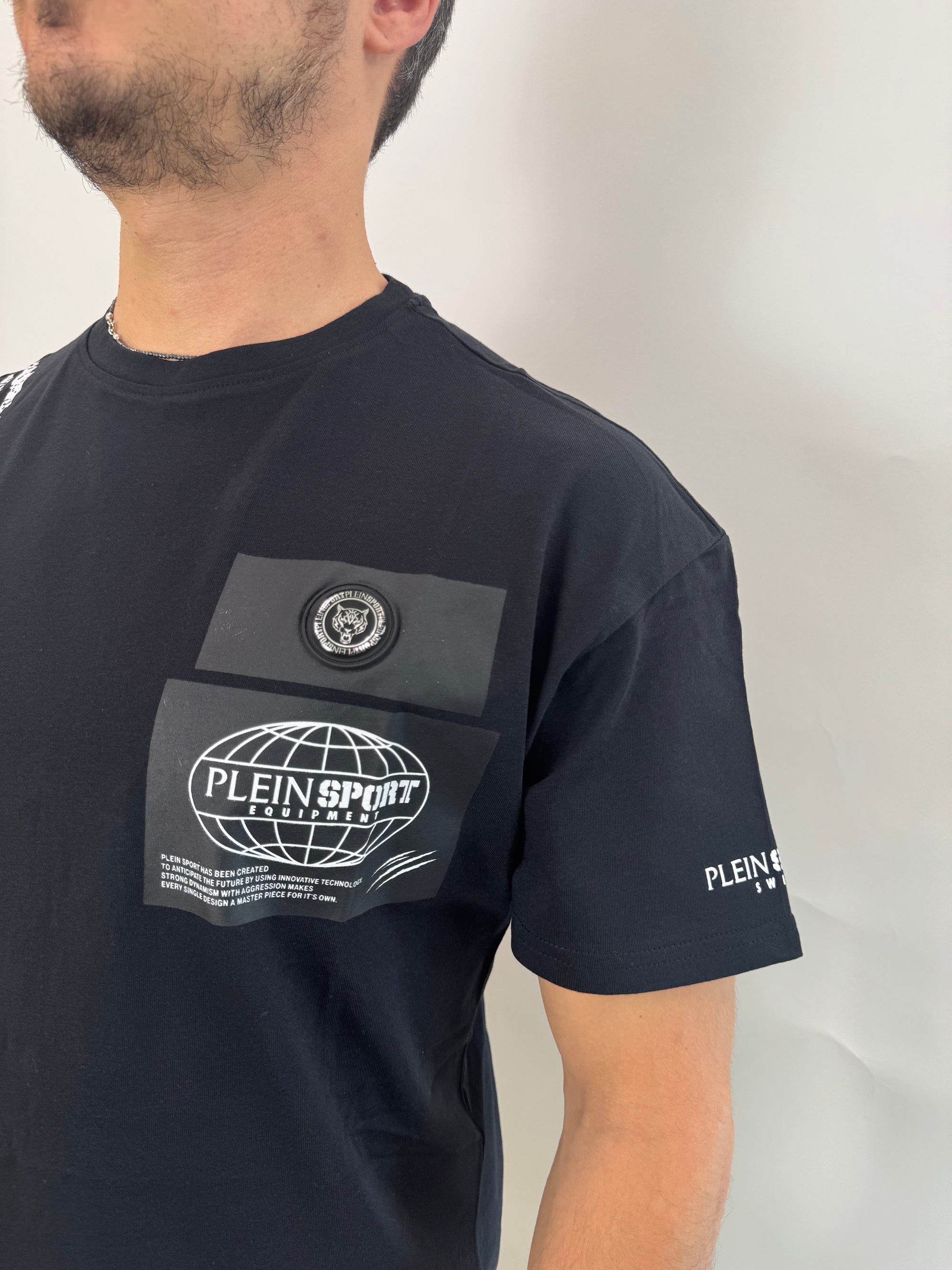 T-shirt Philipp Plein Sport Swim nero e bianco.