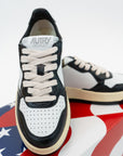 Sneakers Autry White Black