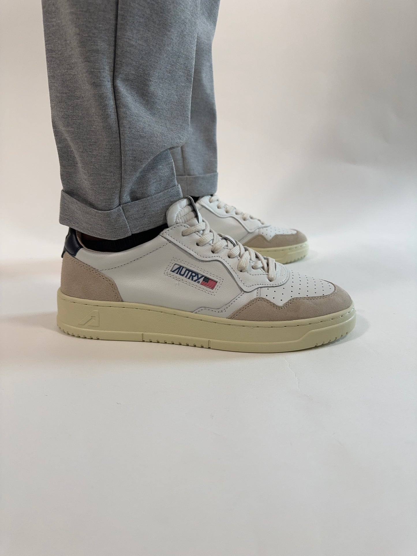 Sneakers Autry white suede e blu