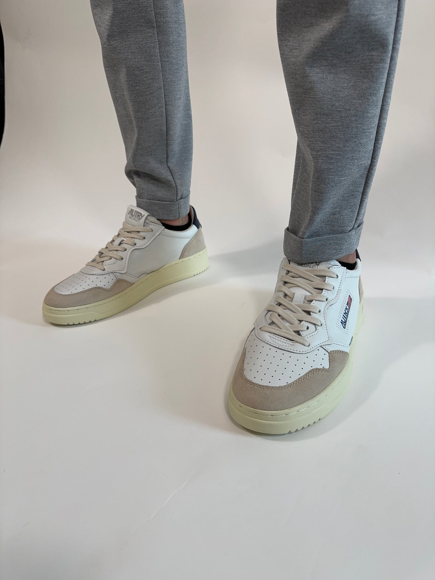 Sneakers Autry white suede e blu