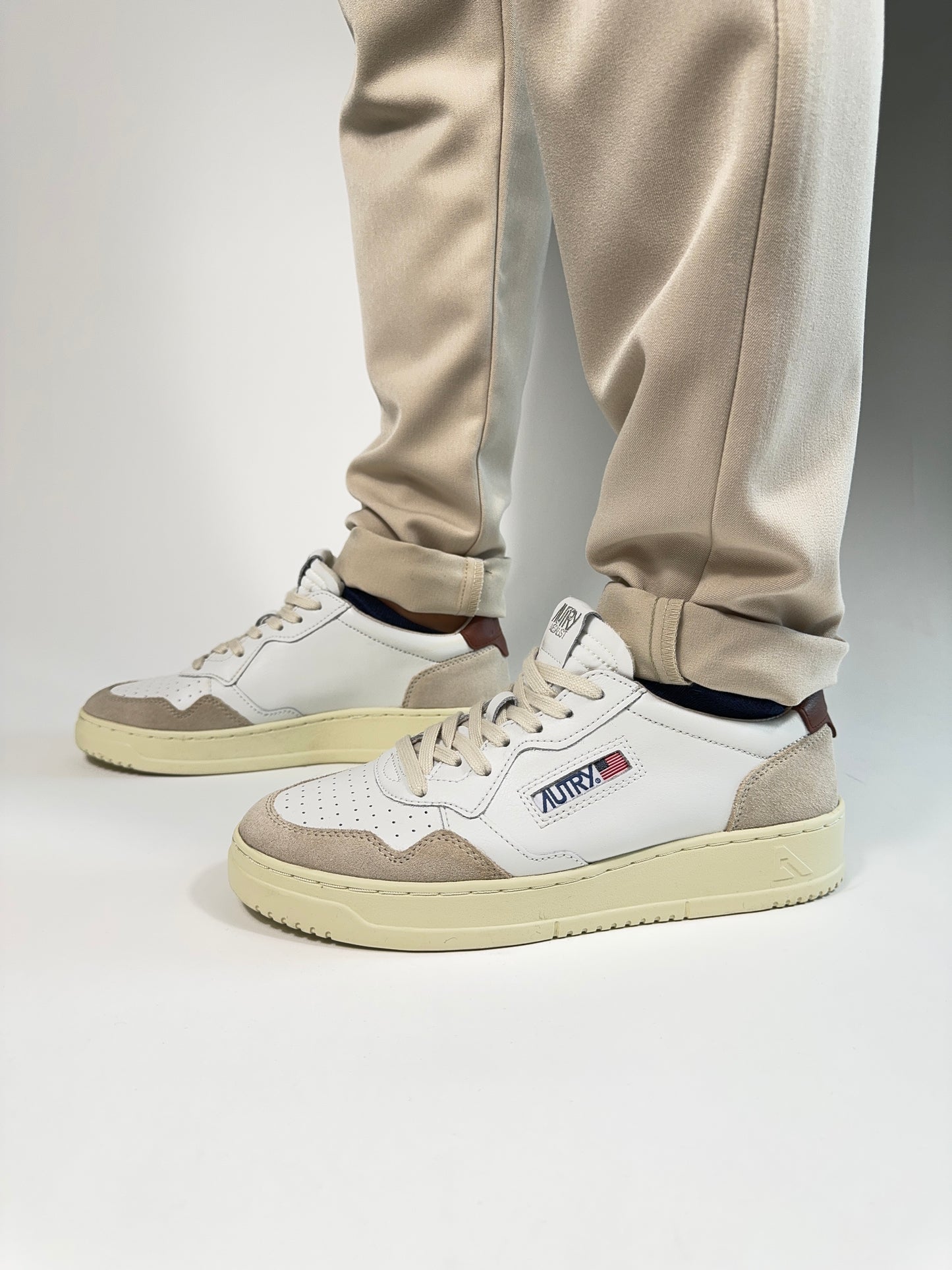 Sneakers Autry white suede e marrone