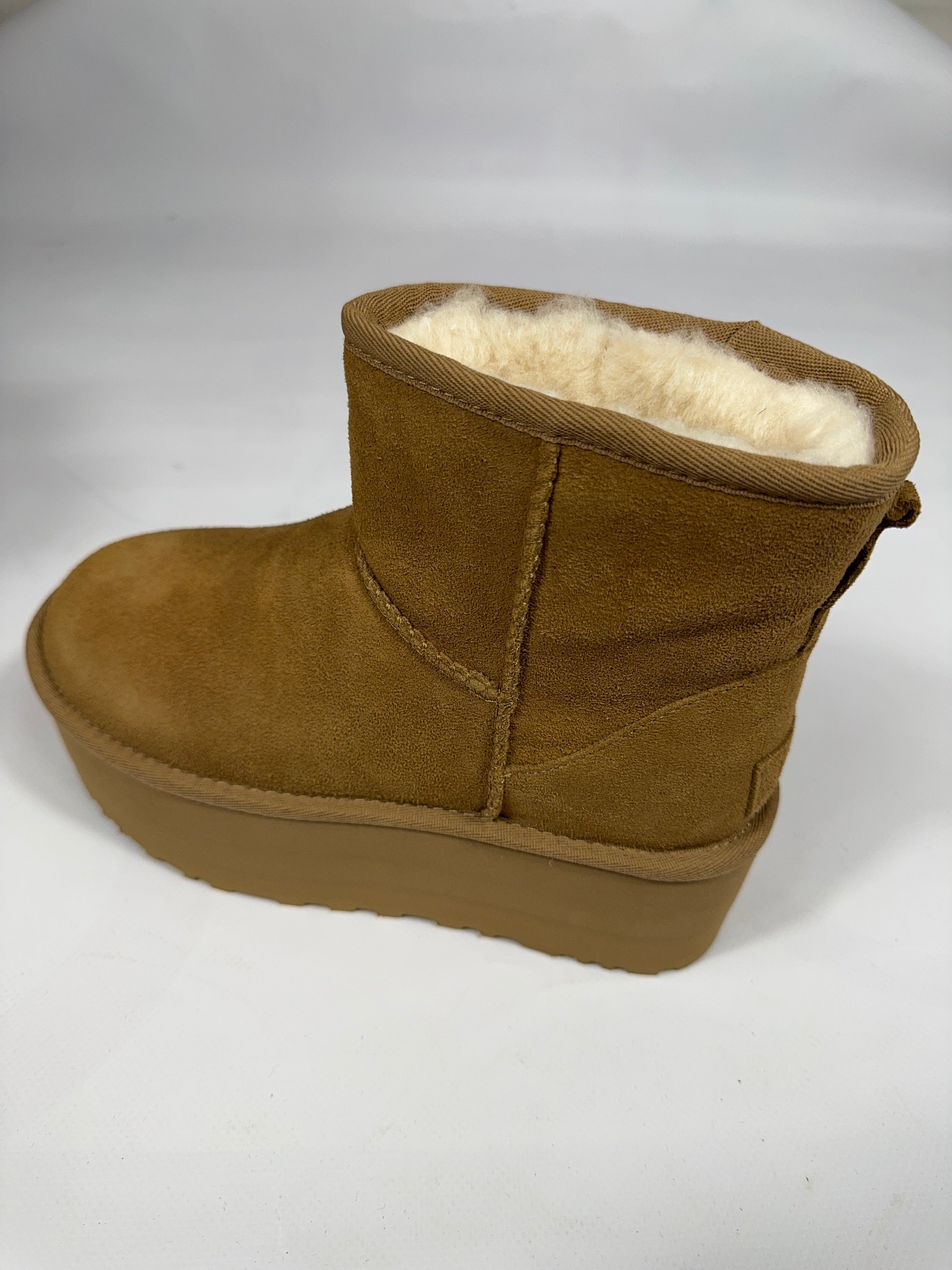 Stivale Ugg Classic mini con plateau cammello