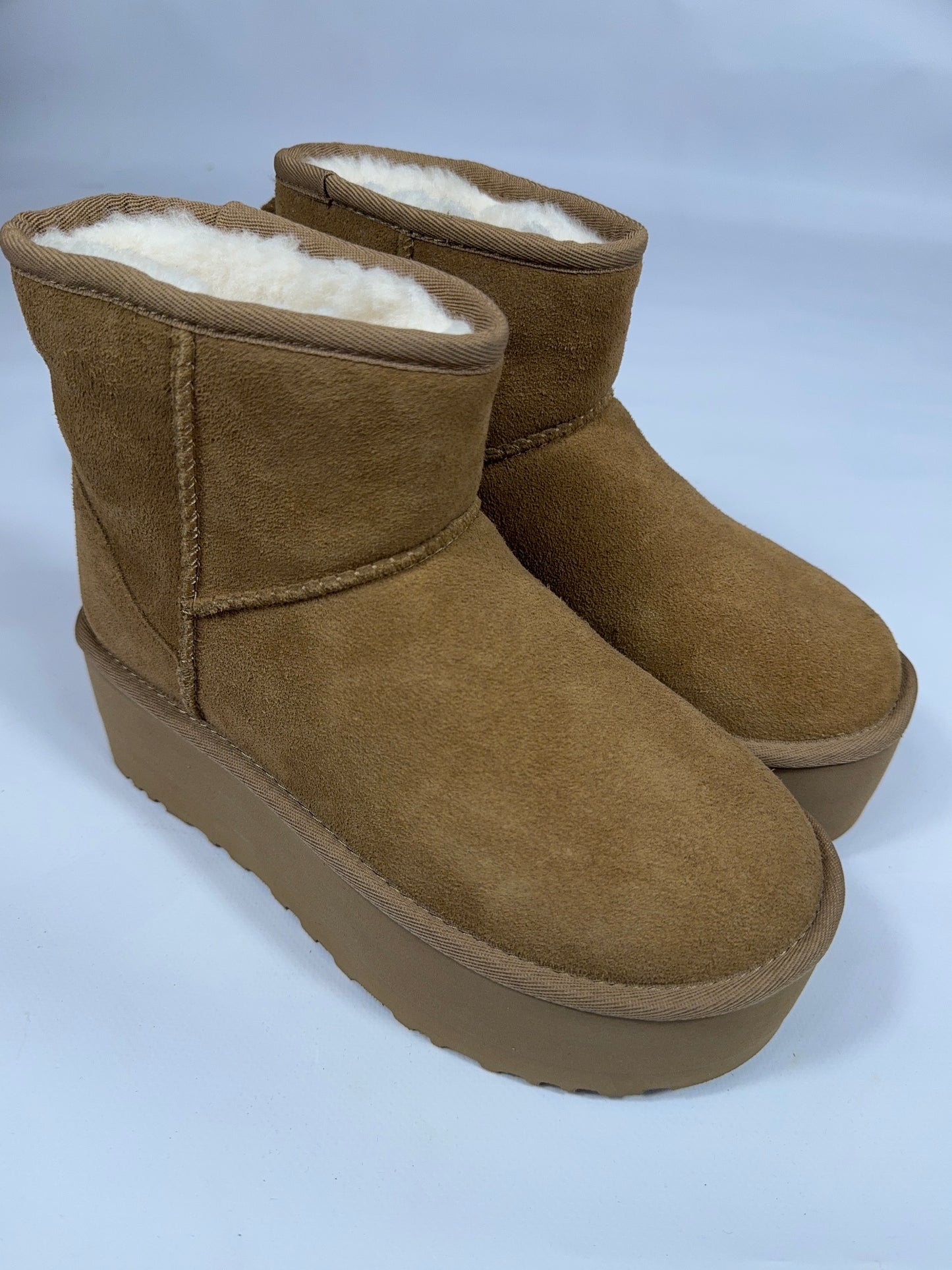 Stivale Ugg Classic mini con plateau cammello