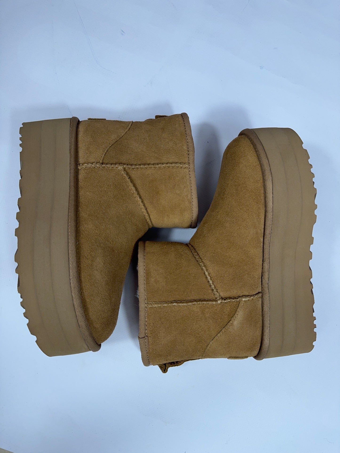 Stivale Ugg Classic mini con plateau cammello