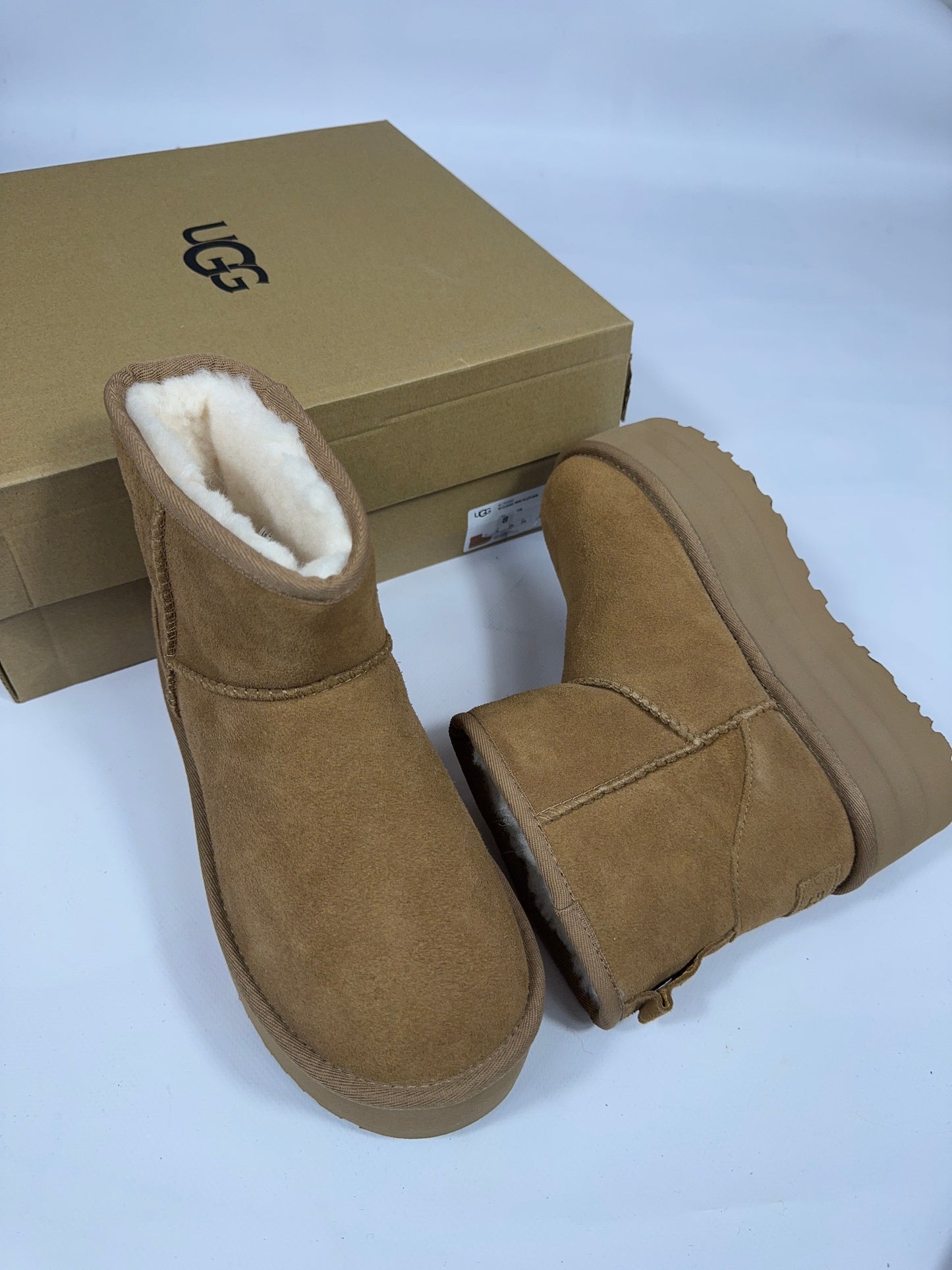 Stivale Ugg Classic mini con plateau cammello