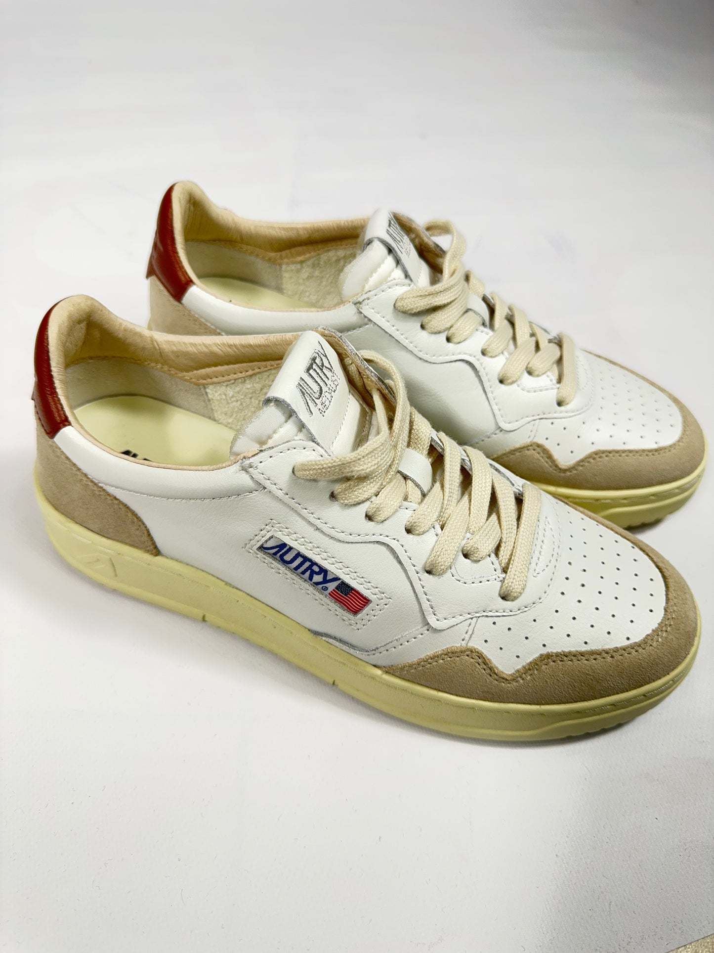 Sneakers Autry white suede e marrone