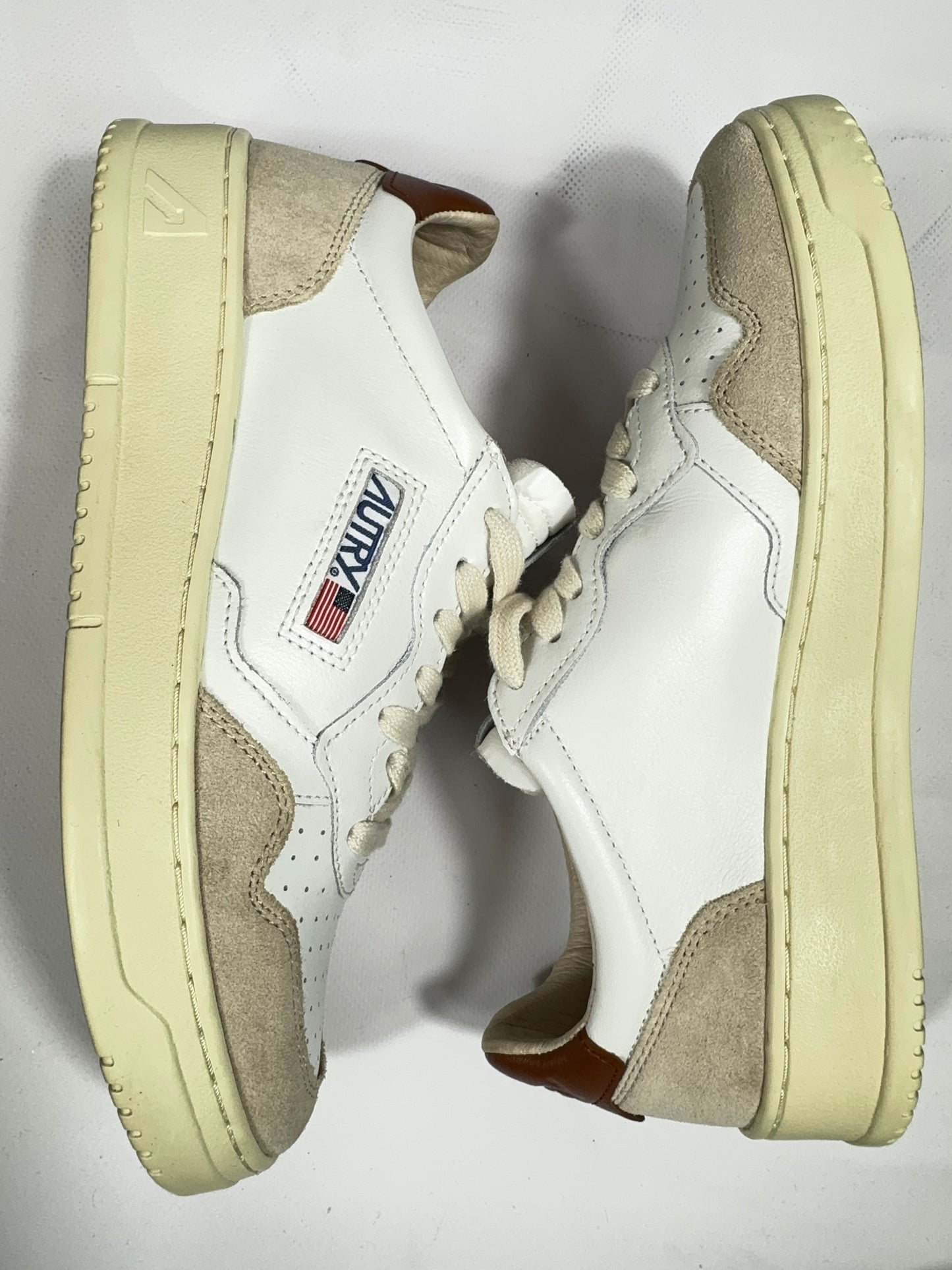 Sneakers Autry white suede e marrone