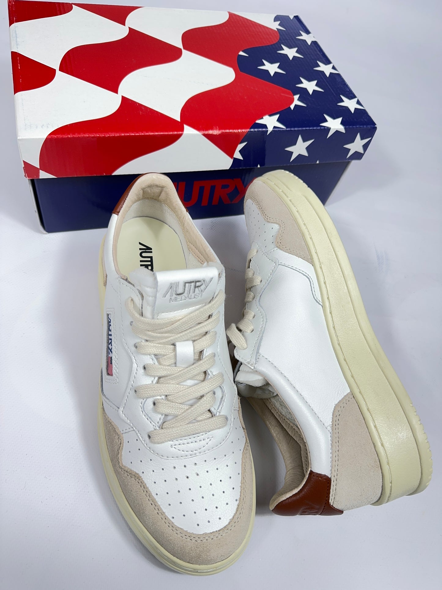 Sneakers Autry white suede e marrone