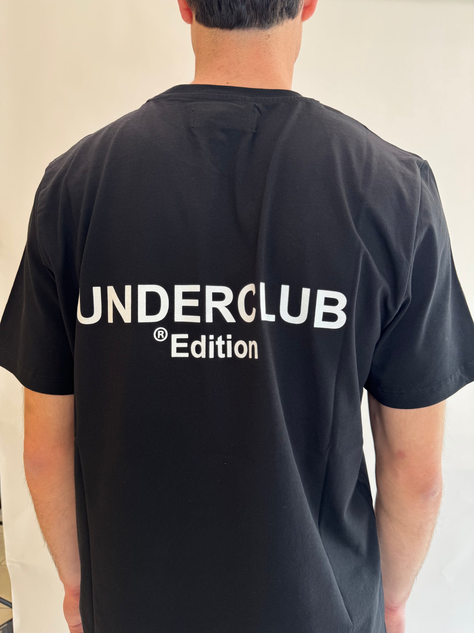T-shirt Underclub verde salvia, nero o latte con logo sul retro