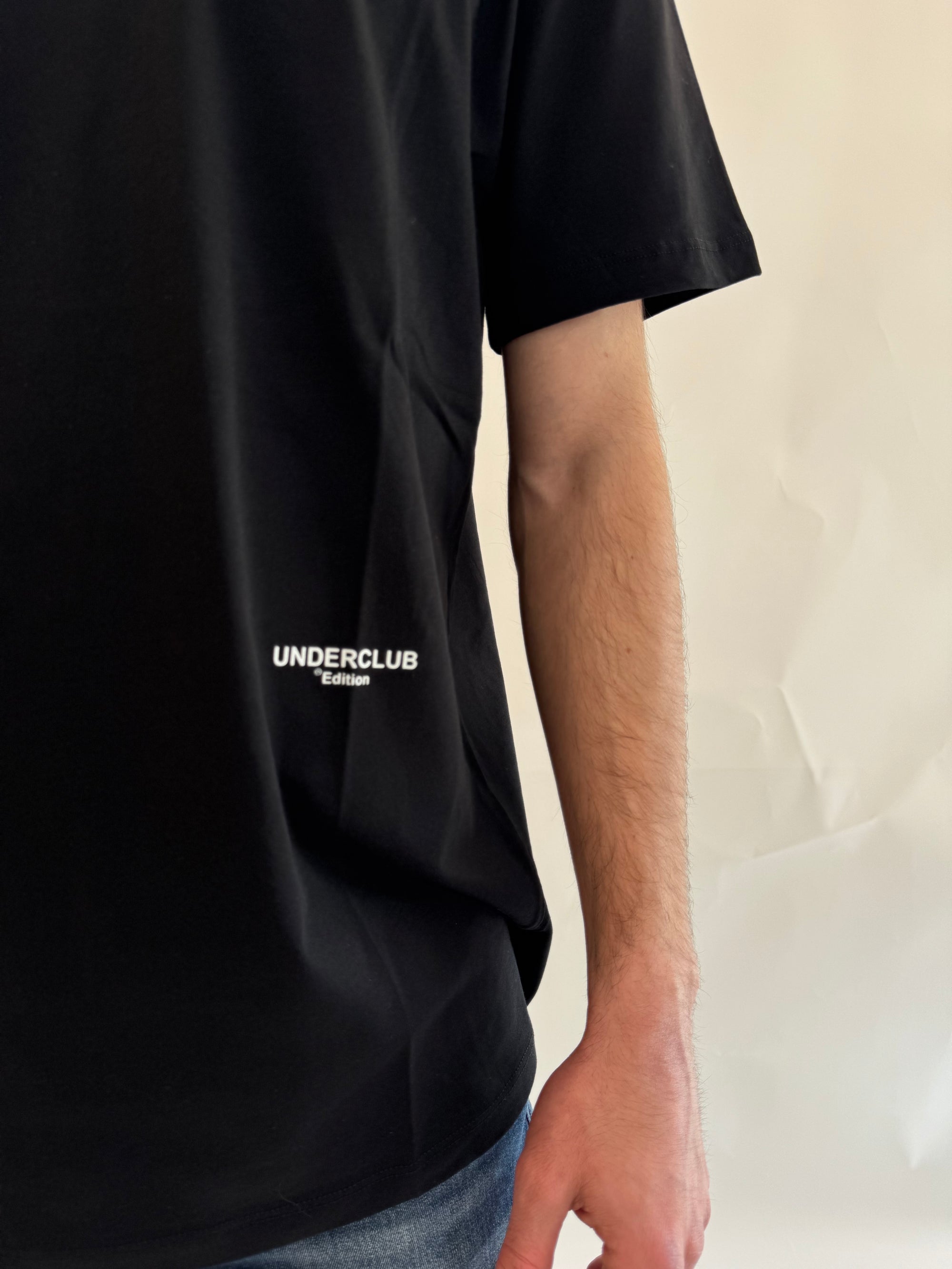 T-shirt Underclub verde salvia, nero o latte con logo sul retro