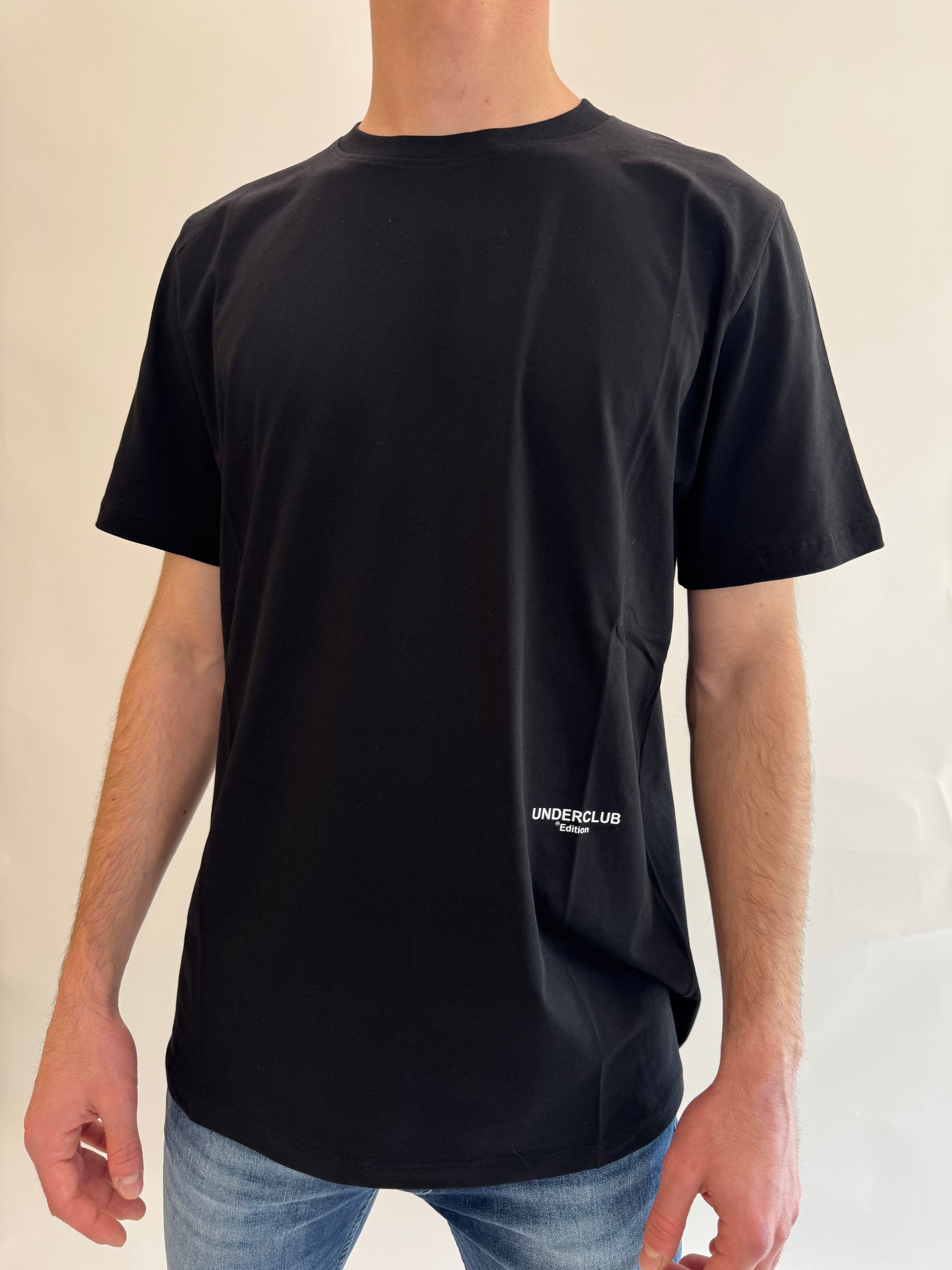 T-shirt Underclub verde salvia, nero o latte con logo sul retro