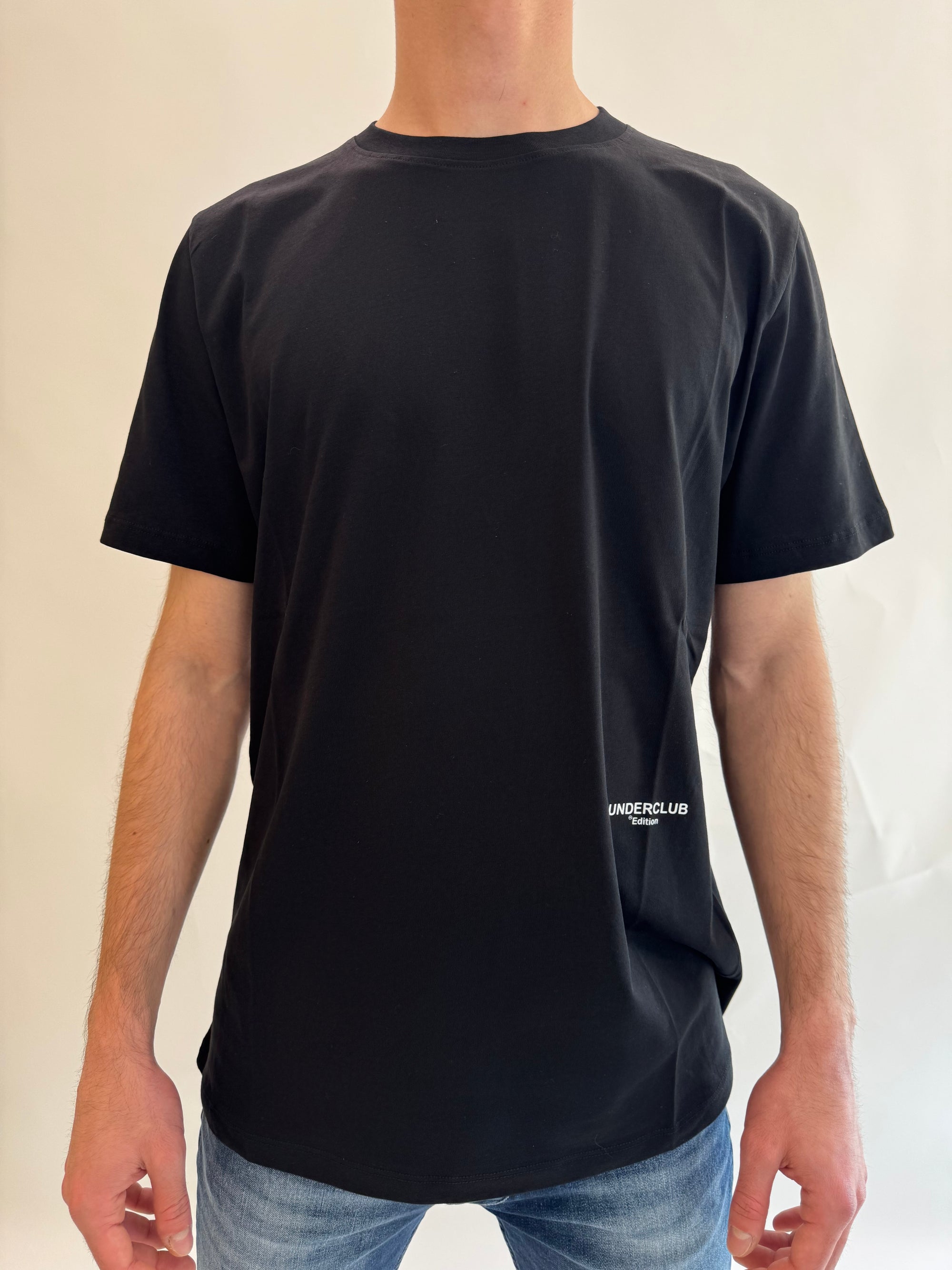 T-shirt Underclub verde salvia, nero o latte con logo sul retro
