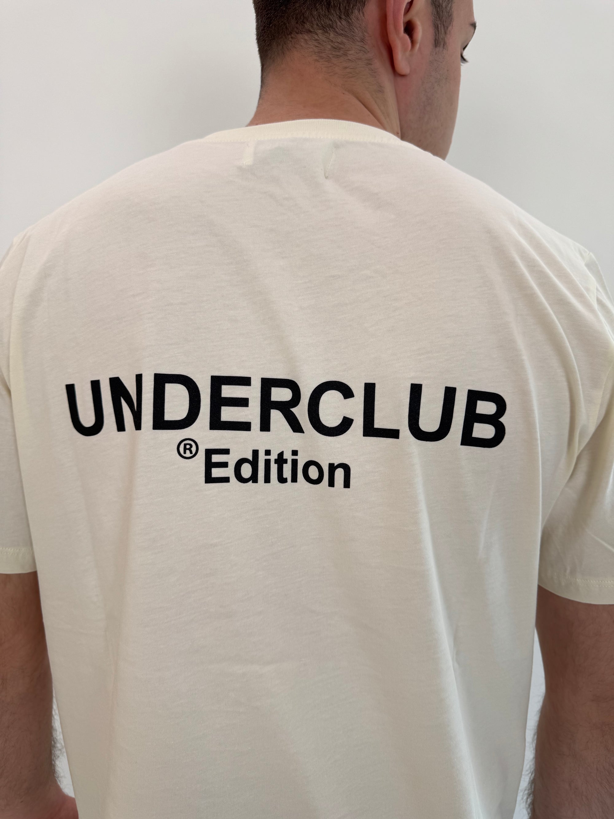 T-shirt Underclub verde salvia, nero o latte con logo sul retro